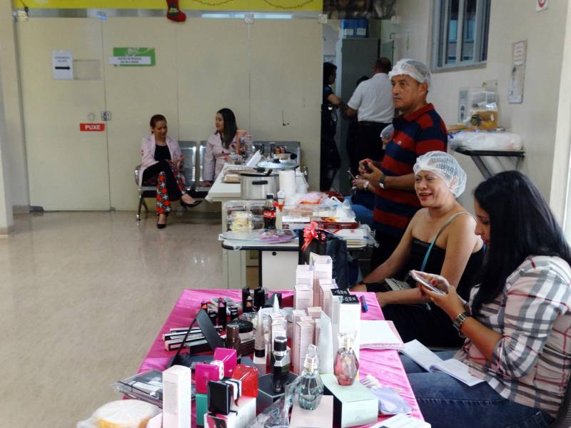 O hall da recepção do Hospital Público Estadual Galileu (HPEG), em Belém, recebeu o último “Canto da Empreendedora” (foto) do ano. A Feira de Empreendedorismo, que é realizada desde setembro de 2017 se encerrou ontem (6). O evento é totalmente voltado para incentivar a geração de renda extra entre as mães de pacientes em tratamento no Hospital Oncológico Infantil Octávio Lobo.

FOTO: ASCOM / HPEG
DATA: 07.12.2018
BELÉM - PARÁ <div class='credito_fotos'>Foto: ASCOM / HPEG   |   <a href='/midias/2018/originais/4e22236c-debc-4d1a-8fd1-ab0df173b252.jpg' download><i class='fa-solid fa-download'></i> Download</a></div>