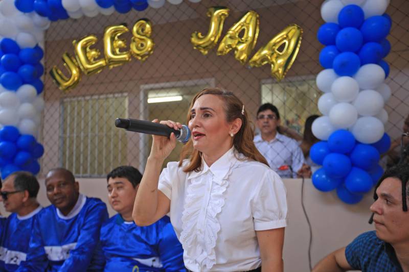 "Hoje vim para uma agenda de inauguração, mas vivi uma experiência de amor, que emana em cada ação dos alunos, professores, direção e de cada um que faz parte desta escola que se torna tão especial porque tem alma". A declaração foi feita pelo governador Simão Jatene, nesta terça, 27, durante a inauguração da obra de reforma e ampliação da Escola Álvares de Azevedo, localizada no Bairro de Batista Campos, em Belém. O governador transformou a inauguração em uma grande confraternização. Passou a tarde na Escola e fez questão de cantar e dançar com os alunos, que expressaram muita gratidão pela obra. Atendendo atualmente 436 alunos, a “Álvares de Azevedo” é uma Unidade Especializada dedicada à educação de estudantes com deficiência visual, e que trabalha nos eixos da educação e da habilitação.
FOTO: MÁCIO FERREIRA / AG. PARÁ
DATA: 27.03.2018
BELÉM - PARÁ <div class='credito_fotos'>Foto: MÁCIO FERREIRA/ AG. PARÁ | <a href='/midias/2018/originais/4e245389-adbc-4e12-8409-1e1904f3d3d5.jpg' download><i class='fa-solid fa-download'></i> Download</a></div>