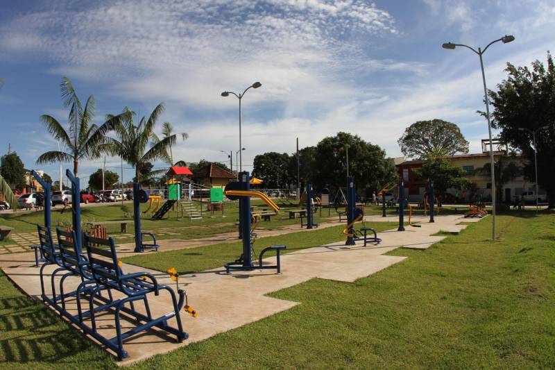 "Agora temos um espaço melhor, mais confortável e seguro para a diversão de nossas crianças e lazer de todos", afirmou Joane Boás, 43 anos. A mãe da pequena Sophia, de 5 anos, comemora ao ver a nova praça da comunidade, no Curió-Utinga, em Belém. O espaço, localizado nas proximidades do Parque Estadual do Utinga, foi entregue oficialmente, neste domingo (01). A cerimônia contou com a presença do governador Simão Jatene, comunidade, entre outras autoridades.
FOTO: CRISTINO MARTINS / AG. PARÁ
DATA: 01.04.2018
BELÉM - PARÁ <div class='credito_fotos'>Foto: Cristino Martins/Ag. Pará | <a href='/midias/2018/originais/4e293e8b-0cba-4d98-be08-dea05fdceb4a.jpg' download><i class='fa-solid fa-download'></i> Download</a></div>