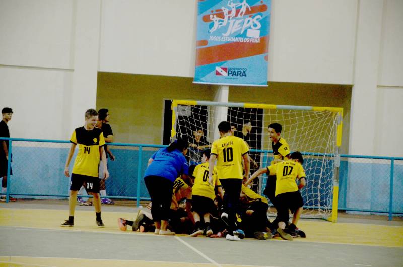 A etapa regional dos Jogos Estudantis Paraenses (Jeps), realizada de 16 a 19 de maio, no município de Igarapé-Açu, no nordeste do Estado, selecionou os times que vão disputar a etapa estadual, em junho, em Belém. Depois dos quatro dias de disputas, Castanhal (foto) foi apontada como a delegação que levará para a próxima etapa o maior número de times.
FOTO: RAI PONTES / ASCOM SEDUC
DATA: 20.05.2018
IGARAPÉ-AÇU - PARÁ <div class='credito_fotos'>Foto: Rai Pontes/Ascom Seduc | <a href='/midias/2018/originais/4e2b3302-ab07-4602-82b5-9d94b98efb1b.jpg' download><i class='fa-solid fa-download'></i> Download</a></div>