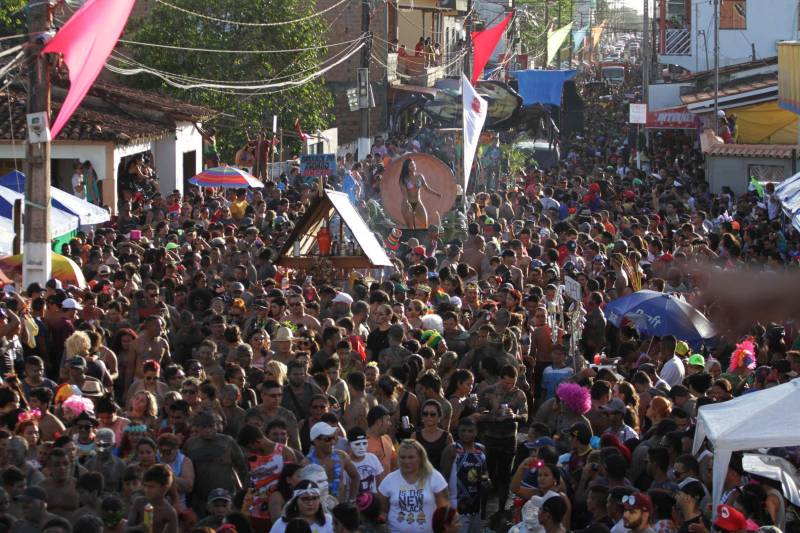 Em Curuçá, no nordeste do Estado, é do mangue que sai o caranguejo, sustento de muitas famílias, e a lama (Tijuco), matéria-prima da fantasia usada pelos brincantes do tradicional bloco carnavalesco "Pretinhos do Mangue". Neste domingo (11), segundo a organização do evento, mais de 17 mil pessoas entre brincantes e espectadores acompanharam o cortejo que teve início no Porto dos Pretinhos e seguiu pelas principais ruas do município até a praça da folia, na orla. O bloco nasceu no ano de 1989 a partir da frustração de dois amigos que foram ao mangue atrás de alimento, mas não conseguiram nenhum caranguejo. Então decidiram passar lama pelo corpo e saíram pela cidade em forma de protesto. "O mangue oferece o nosso caranguejo, mexilhão e camarão. É daqui que as famílias tiram seu sustento. Nossa intenção é aproveitar esse momento de alegria e passar essa mensagem de preservação", afirmou Edmilson Campos, mais conhecido como "Cafá", que está à frente do bloco há 18 anos.
FOTO: CRISTINO MARTIS / AG PARÁ
12.02.2018
CURUÇÁ - PARÁ <div class='credito_fotos'>Foto: Cristino Martins/Ag. Pará | <a href='/midias/2018/originais/4e31abff-6eb4-4178-b21e-9c5a6f242f53.jpg' download><i class='fa-solid fa-download'></i> Download</a></div>