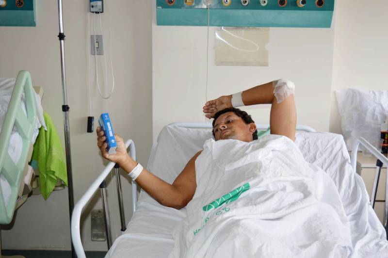 O professor Antônio Sousa, de 40 anos (foto), está internado no Hospital Metropolitano de Urgência e Emergência, na Região Metropolitana de Belém, onde se recupera de um acidente no município de Garrafão do Norte, no nordeste paraense, onde reside. O que mantém Antônio confiante na recuperação é que, em breve, poderá voltar para a família, e a fé. Católico, acredita que a Páscoa é um momento de renovação. “Sou uma pessoa abençoada. As coisas só acontecem quando Deus quer e tudo na vida tem um propósito”, disse.
FOTO: ASCOM HMUE
DATA: 30.03.2018
ANANINDEUA - PARÁ <div class='credito_fotos'>Foto: ASCOM HMUE | <a href='/midias/2018/originais/4e378479-36ba-44c2-84e1-6f422e1cb46e.jpg' download><i class='fa-solid fa-download'></i> Download</a></div>