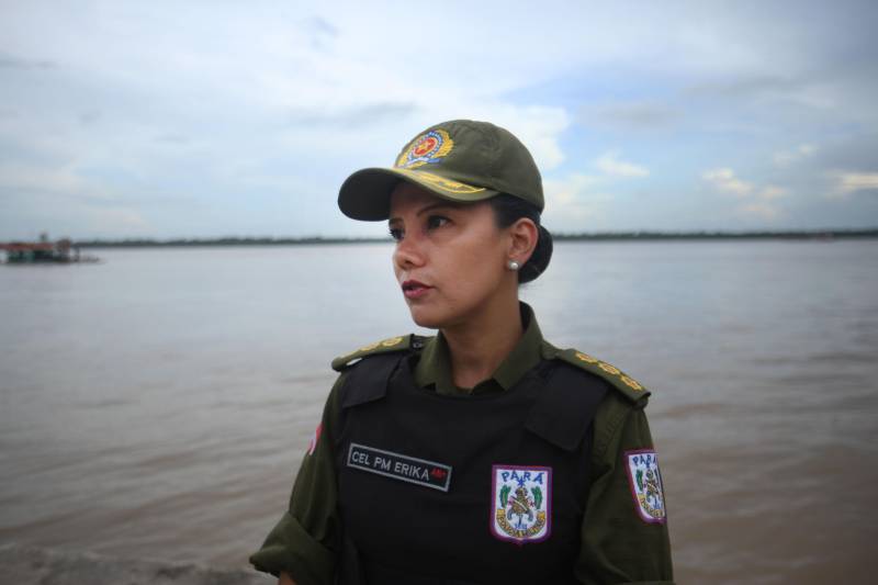 Belém possui mais de trinta ilhas, entre elas, algumas bastante povoadas como Mosqueiro, Caratateua, Cotijuba, e Combu. Agora estas ilhas passarão a contar com o Batalhão de Policiamento das Ilhas, criado pela Polícia Militar do Pará para atender à população desses lugares. Outra novidade, é que pela primeira vez um batalhão da Região Metropolitana de Belém terá à frente do comando uma mulher, a coronel Érika Natalie Duarte, na PM Pará há 26 anos.
FOTO: IGOR BRANDÃO / AG. PARÁ
DATA: 08.03.2018
BELÉM - PARÁ <div class='credito_fotos'>Foto: IGOR BRANDÃO / AG. PARÁ | <a href='/midias/2018/originais/4e3cef4d-085d-4cd2-80b6-a84d51eb071b.jpg' download><i class='fa-solid fa-download'></i> Download</a></div>