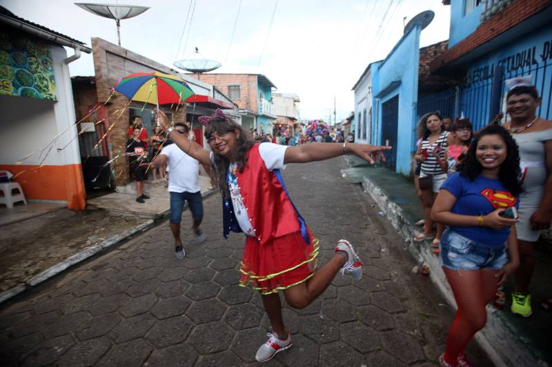 O professor Júlio Leal Gomes é natural de Vigia de Nazaré, no nordeste paraense, terra conhecida pela hospitalidade, principalmente em época festiva. Mantendo a tradição, no Carnaval Júlio e seus irmãos abrem a casa da família para amigos e outros parentes. Neste ano, o imóvel de quatro cômodos abrigou mais de 50 pessoas. Vigia tem um dos maiores e mais tradicionais carnavais do Pará. Nesta época do ano, a população do município, de 51.173 habitantes (Censo/IBGE), triplica com a chegada de brincantes oriundos de todo o Brasil, e os vigienses – igual coração de mãe - acolhem essa multidão. A estimativa é a cidade receber mais de 300 mil pessoas neste Carnaval.
FOTO: IGOR BRANDÃO / AG PARÁ
DATA: 13.02.2018
VIGIA - PARÁ <div class='credito_fotos'>Foto: IGOR BRANDÃO / AG. PARÁ | <a href='/midias/2018/originais/4e48a845-fdea-4f7d-b9fc-62a900ec0be3.jpg' download><i class='fa-solid fa-download'></i> Download</a></div>