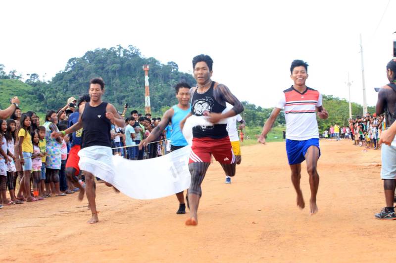 O dia começou cedo para os participantes da Semana dos Povos Indígenas, que ocorre em São Félix do Xingu, no sudeste do Pará. A vasta programação se estendeu durante toda a segunda-feira (16), com os serviços ofertados pelo Estado, os jogos e abertura oficial, à noite. Nesta segunda-feira também começaram as competições. Além do atletismo, com a corrida de 100 metros rasos para homens e mulheres, houve partidas de futsal feminino e de cabo de guerra masculino e feminino. Espalhados por diversos espaços da cidade, os jogos são uma atração muito esperada, tanto pelos índios quanto pelo público que prestigia as disputas.
FOTO: RODOLFO OLIVEIRA / AG. PARÁ
DATA: 16.04.2018
SÃO FÉLIX DO XINGU - PARÁ <div class='credito_fotos'>Foto: Rodolfo Oliveira/Ag. Pará | <a href='/midias/2018/originais/4e5843e1-8d23-45f3-b8ab-597ee9e52acd.jpg' download><i class='fa-solid fa-download'></i> Download</a></div>