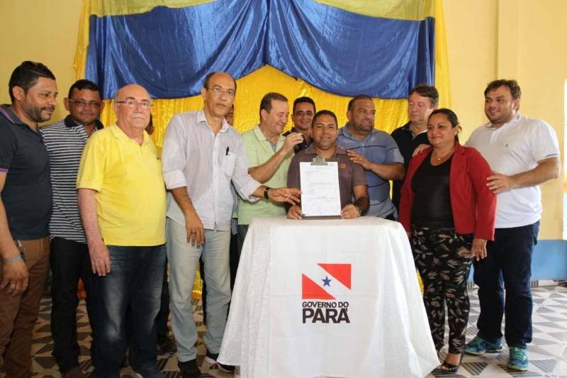 As ruas do bairro Ponto Certo, no município de São Domingos do Capim, no nordeste paraense, ganharão maior mobilidade e segurança. O chão de terra vermelha dará lugar à pavimentação, por meio do programa Asfalto na Cidade, trazendo mais qualidade de vida aos seus moradores e fluidez no trânsito. A ordem de serviço que garante o início das obras foi entregue neste sábado (30), durante evento realizado no salão paroquial da comunidade do Perpétuo Socorro. A cerimônia contou com a participação de representantes do governo do Estado, parlamentares, comunidade e autoridades locais. Ao todo serão asfaltados quatro quilômetros de vias, totalizando um investimento de mais de R$ 2,1 milhões. O município é um dos 142 que já aderiram ao programa Municípios Sustentáveis, da Secretaria Extraordinária de Estado de Municípios Sustentáveis (Semsu). A iniciativa atua no fortalecimento das gestões municipais como uma das ferramentas para o desenvolvimento do Estado. A pavimentação de vias urbanas é fruto das articulações e agenda compartilhada entre o Estado e as prefeituras municipais, dentro do PMS.
FOTO: CRISTINO MARTINS / AG. PARÁ
DATA: 30.06.2018
SÃO DOMINGOS DO CAPIM - PARÁ <div class='credito_fotos'>Foto: Cristino Martins/Ag. Pará | <a href='/midias/2018/originais/4e5b9ca1-4591-46fa-ae4a-0690dc4141ba.jpg' download><i class='fa-solid fa-download'></i> Download</a></div>