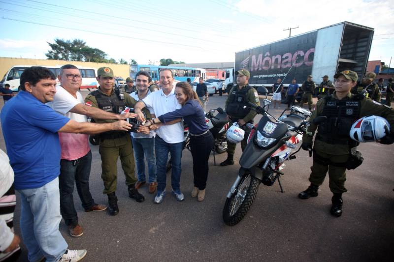 Os batalhões de Policiamento da PM de Barcarena e Abaetetuba (foto), no Baixo Tocantins, receberam na tarde desta quinta-feira (21), 14 viaturas e 20 motocicletas para o reforço da segurança pública nas cidades. Os dois municípios pertencem ao Comando de Policiamento Regional IX, que realiza o policiamento em 10 municípios da região. O CPR IX também está formando 134 novos policias que deverão ser integrados ao policiamento no mês de julho. Participaram da entrega o comandante geral da PM, coronel Hilton Benigno, o presidente da Assembleia Legislativa do Pará (Alepa), deputado estadual Márcio Miranda e os deputados Ana Cunha e Celso Sabino. O coronel Hilton Benigno comentou que toda a frota de veículos da PM foi renovada. “A renovação traz melhores condições de trabalho ao policial”, afirmou.
FOTO: THIAGO GOMES / AG. PARÁ
DATA: 21.06.2018
ABAETETUBA- PARÁ <div class='credito_fotos'>Foto: Thiago Gomes /Ag. Pará | <a href='/midias/2018/originais/4e5f0caf-b7cf-4e89-9b17-17ecbbe0f8d1.jpg' download><i class='fa-solid fa-download'></i> Download</a></div>