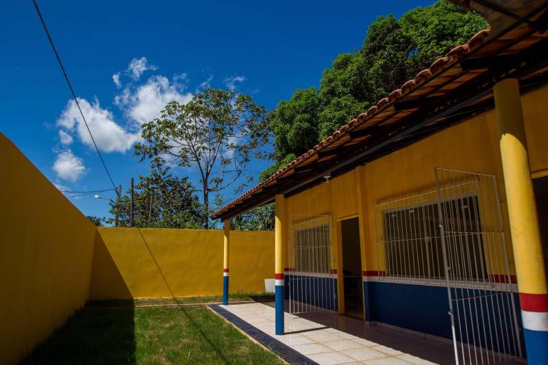 Aos poucos, a paisagem de Serra Pelada – que já foi o maior garimpo a céu aberto do planeta e hoje é distrito de Curionópolis, município do sudeste paraense - começa a se modificar. A poeira intensa, típica de estradas de chão, vai paulatinamente dando lugar à camada de asfalto, que pela primeira vez chega a Curiónópolis, conhecido mundialmente pela corrida do ouro e pelo formigueiro humano nos anos 1980, eternizado pelo olhar do fotógrafo Sebastião Salgado. O ouro não é mais explorado na região, mas Serra Pelada ainda é uma cidade de garimpeiros. São eles que residem e povoam as ruas, que parecem ter parado no tempo. Foram esses trabalhadores que fizeram a localidade crescer, que formaram famílias e criaram filhos nascidos no local, fincando raízes, criando identidade, sonhando com a volta da exploração do ouro, cada vez mais distante. Mas até esse cenário vem se transformando. Na foto, Escola Estadual de Ensino Médio Joaquina Diamantina.

FOTO: ASCOM / PREFEITURA DE CURIONÓPOLIS
DATA: 08.06.2018
CURIONÓPOLIS - PARÁ <div class='credito_fotos'>Foto: ASCOM / PREFEITURA DE CURIONÓPOLIS   |   <a href='/midias/2018/originais/4e5f1555-1f22-4d5f-aac9-79e0f5668b58.jpg' download><i class='fa-solid fa-download'></i> Download</a></div>