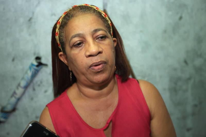Junto com a Classe Hospitalar, existe também o projeto Atendimento Domiciliar que, hoje, atende 13 pacientes que se encontram em tratamento em casa. Um dos maiores orgulhos da equipe de educadores da Seduc é Breno Santiago, de 21 anos. Aos dois anos, Breno teve uma infecção na medula e chegou a ser desenganado pelos médicos, mas resistiu e mesmo com comprometimentos na parte física e na fala, teve sua capacidade cognitiva preservada. Ele aprendeu a ler e a escrever com uma equipe de oito professores do Atendimento Domiciliar, e hoje se prepara para fazer a segunda prova do Exame Nacional de Ensino Médio (Enem), que acontece no próximo domingo (11). Na foto, a professora de geografia do jovem, Ana Cristina Albuquerque, que acompanha Breno há sete anos.
FOTO: MÁCIO FERREIRA / AG. PARÁ
DATA: 08.11.2018
BELÉM - PARÁ <div class='credito_fotos'>Foto: MÁCIO FERREIRA/ AG. PARÁ | <a href='/midias/2018/originais/4e6b7da2-4050-4f76-89f0-d63526131ca8.jpg' download><i class='fa-solid fa-download'></i> Download</a></div>