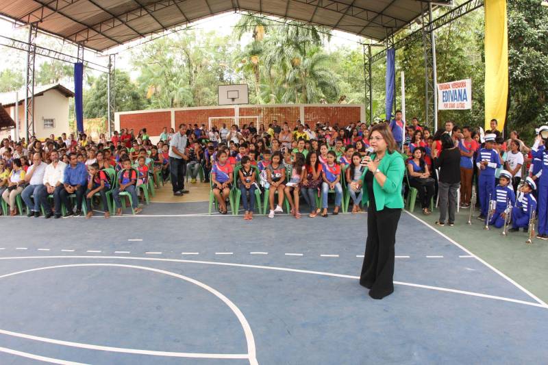 Um painel, no pátio da Escola Estadual de Ensino Médio Ruth Guimarães Ferreira, no distrito de Murinim, em Benevides, mostra 16 alunos da unidade aprovados nos últimos vestibulares. Desses, 12 irão estudar na Universidade Federal do Pará (UFPA). São os primeiros resultados de um processo que começou há nove meses, quando a escola entrou em reforma e ampliação. A nova “Ruth Guimarães Ferreira” foi entregue oficialmente nesta segunda-feira, 26, pelo governador Simão Jatene. Reformada e ampliada, a escola tem agora seis salas de aula; quatro laboratórios (multiuso, multidisciplinar, informática e de leitura); cozinha; refeitório e dispensa; quadra poliesportiva, vestiários feminino e masculino; área de convivência; sala para Atendimento Educacional Especializado (AEE) e acessos para pessoas com deficiência. Espaços de sobra para seus 892 alunos, distribuídos em três turnos do Ensino Médio. A obra custou R$ 2,446 milhões. Na foto, a secretária de Educação, Ana Cláudia Serruya Hage.
FOTO: CRISTINO MARTINS / AG. PARÁ
DATA: 26.03.2018
BENEVIDES - PARÁ <div class='credito_fotos'>Foto: Cristino Martins/Ag. Pará | <a href='/midias/2018/originais/4e6b8259-5ed8-47ac-b218-0fd2ac75489e.jpg' download><i class='fa-solid fa-download'></i> Download</a></div>