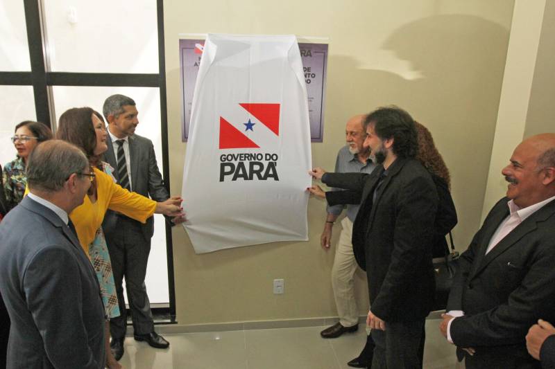 O governador Simão Jatene (camisa cinza com listras) inaugurou nesta quinta-feira, 27, as novas instalações do Núcleo de Atendimento Integrado (NAI). Localizado na Avenida Governador José Malcher, o NAI reúne, em um só prédio, todos os órgãos que trabalham com adolescentes vulneráveis, em situação de risco social ou que cometeram infrações passíveis de punição. “Temos que punir, mas sem excluir, sem relegar a um segundo plano da sociedade e, ao mesmo tempo, sem ignorar o que esses jovens e adolescentes querem nos dizer quando cometem algum ato infracional”, disse o governador Simão Jatene durante a inauguração. O NAI é composto pela Divisão de Atendimento ao Adolescente (Data), Promotoria da Infância e Juventude do Ministério Público do Estado, Juizado da Infância e Juventude do Tribunal de Justiça do Estado, Defensoria Pública, Companhia Independente Especializada de Policiamento Assistencial da PM (Ciepas) e Fundação de Atendimento Socioeducativo do Pará (Fasepa).

FOTO: CRISTINO MARTINS / AG. PARÁ
DATA: 27.12.2018
BELÉM - PARÁ <div class='credito_fotos'>Foto: Cristino Martins/Ag. Pará   |   <a href='/midias/2018/originais/4e75054a-27ad-4b5b-921c-71b425517a02.jpg' download><i class='fa-solid fa-download'></i> Download</a></div>