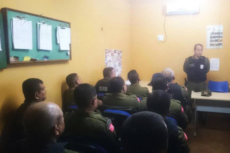 Óbidos é o primeiro município do Baixo Amazonas a receber o projeto "Comando Itinerante". Idealizado pelo Comando de Policiamento Regional I (CPR I), a iniciativa abrange 13 municípios da região. O objetivo, segundo a PM, é transferir por um período determinado a gestão administrativa do Comando, aproximando-o dos Batalhões e Companhias Independentes, sob sua jurisdição, bem como da população. De acordo com o comandante do CPR 1, coronel Heldson Tomaso, uma parte do staff da PM do comando vai para os municípios, com o objetivo de verificar "in loco" toda a parte estrutural dos Batalhõe e Companhias, bem como fazer a fiscalização do efetivo, viaturas, combustível e outros pontos.
FOTO: SAMUEL ALVARENGA / AG PARÁ
DATA: 25.02.2018
ÓBIDOS - PARÁ <div class='credito_fotos'>Foto: SAMUEL ALVARENGA/AG.PARÁ | <a href='/midias/2018/originais/4e7ff889-66f4-4a41-a019-94947cb6fa2b.jpg' download><i class='fa-solid fa-download'></i> Download</a></div>