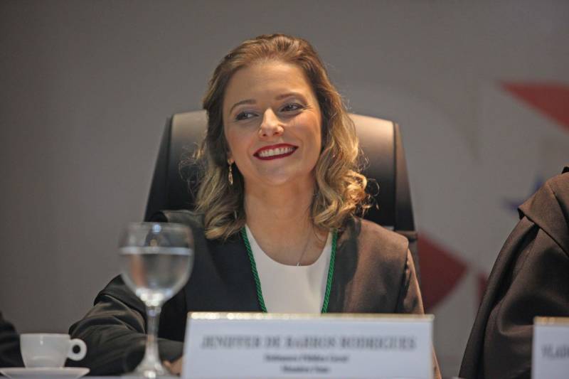 A Defensora Pública Geral, Jeniffer de Barros Rodrigues (foto), foi reconduzida pelo Conselho Superior da Defensoria Pública do Estado do Pará para mais um biênio frente à Defensoria Pública do Estado do Pará. A 52ª Sessão Extraordinária do Conselho Superior ocorreu nesta terça-feira, 26 de junho, e foi presidida pelo Subdefensor Público Geral do Estado do Pará, Vladimir Koenig. Jeniffer de Barros Rodrigues foi reconduzida pelo Governador do Estado, Simão Jatene, por meio do decreto de 27 de março de 2018. A Defensora Pública Geral do Estado do Pará foi a candidata mais votada na eleição para o cargo, ocorrida em 09 de março de 2018, com 162 votos. A Sessão Solene contou com a presença de familiares, autoridades de Estado, membros da Gestão, defensores públicos e servidores da Defensoria Pública do Estado.
FOTO: MARCELO LELIS / AG. PARÁ
DATA: 26.06.2018
BELÉM - PARÁ <div class='credito_fotos'>Foto: Marcelo Lelis / Ag. Pará | <a href='/midias/2018/originais/4e8b2ea5-f37b-4d32-9ac3-4df185e36cac.jpg' download><i class='fa-solid fa-download'></i> Download</a></div>
