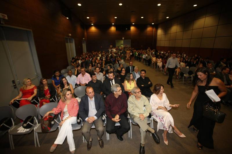 A Fundação Santa Casa de Misericórdia do Pará realizou na noite desta quinta-feira (22), no Hangar Centro de Convenções, a formatura de 63 residentes em 10 especialidades. A Residência Médica constitui modalidade de ensino de pós-graduação considerada “padrão ouro” da especialização médica. A cerimonia contou com a presença do secretário de Estado de Saúde Pública, Vitor Matheus, da presidente da Fundação Santa Casa de Misericórdia, Rosângela Monteiro e a coordenadora da Comissão de Residência Médica, Patrícia Carvalho.
FOTO: CARLOS SODRÉ / AG. PARÁ
DATA: 22.02.2018
BELÉM - PARÁ <div class='credito_fotos'>Foto: CARLOS SODRÉ / AG. PARÁ | <a href='/midias/2018/originais/4e8e2d6c-044a-4eb9-b1bb-4af5fc916131.jpg' download><i class='fa-solid fa-download'></i> Download</a></div>