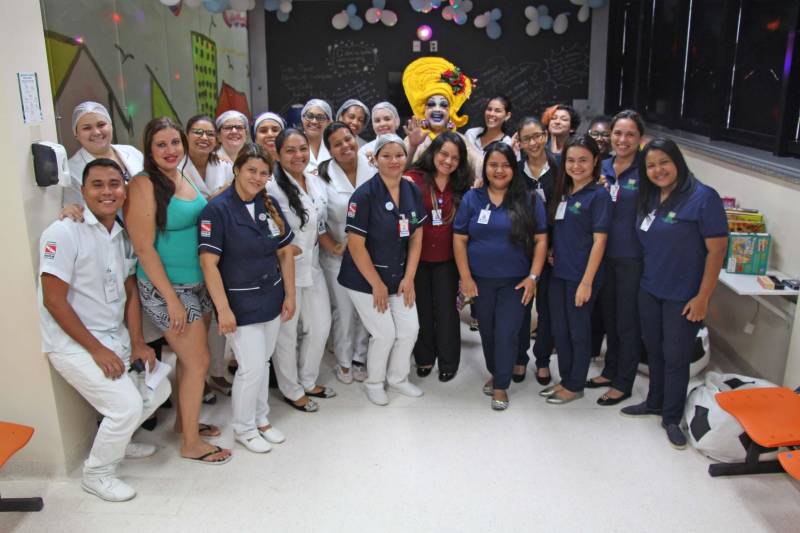 Residindo em Belém há quatro anos, onde acompanha o tratamento do filho contra o câncer infantojuvenil, Lenilda do Nascimento constatou que a vida que levava como dona de casa em Parauapebas, município do sudeste paraense, não poderia ser a mesma na capital. “Precisei buscar alternativas para me sustentar e pagar as contas de casa”, conta. Os primeiros passos nessa mudança na vida de Lenilda foram dados dentro do Hospital Oncológico Infantil Octávio Lobo, com a participação nos programas que a unidade desenvolve buscando incentivar a criatividade de acompanhantes, usuárias e funcionárias.
FOTO: ASCOM / HOIOL
DATA:12.03.2018
BELÉM - PARÁ <div class='credito_fotos'>Foto: ASCOM HOIOL | <a href='/midias/2018/originais/4e8e9067-d58c-4e62-b5c9-3733161b0dfb.jpg' download><i class='fa-solid fa-download'></i> Download</a></div>