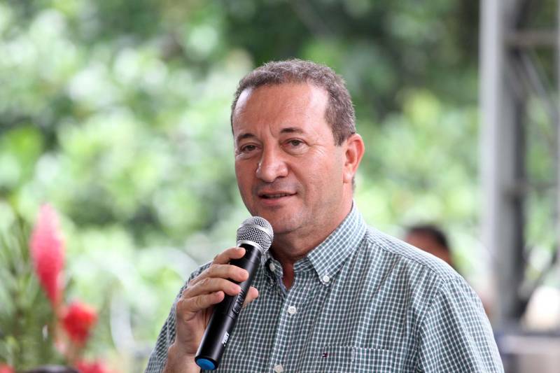 Um painel, no pátio da Escola Estadual de Ensino Médio Ruth Guimarães Ferreira, no distrito de Murinim, em Benevides, mostra 16 alunos da unidade aprovados nos últimos vestibulares. Desses, 12 irão estudar na Universidade Federal do Pará (UFPA). São os primeiros resultados de um processo que começou há nove meses, quando a escola entrou em reforma e ampliação. A nova “Ruth Guimarães Ferreira” foi entregue oficialmente nesta segunda-feira, 26, pelo governador Simão Jatene. Reformada e ampliada, a escola tem agora seis salas de aula; quatro laboratórios (multiuso, multidisciplinar, informática e de leitura); cozinha; refeitório e dispensa; quadra poliesportiva, vestiários feminino e masculino; área de convivência; sala para Atendimento Educacional Especializado (AEE) e acessos para pessoas com deficiência. Espaços de sobra para seus 892 alunos, distribuídos em três turnos do Ensino Médio. A obra custou R$ 2,446 milhões. Na foto, o presidente da Alepa, o deputado Márcio Miranda.
FOTO: CRISTINO MARTINS / AG. PARÁ
DATA: 26.03.2018
BENEVIDES - PARÁ <div class='credito_fotos'>Foto: Cristino Martins/Ag. Pará | <a href='/midias/2018/originais/4e914b7f-704a-4cd1-9e2e-7f88012fdcae.jpg' download><i class='fa-solid fa-download'></i> Download</a></div>