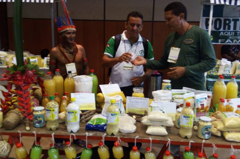 Durante a solenidade de abertura do XVII Congresso Brasileiro de Mandioca e do II Congresso Latino Americano e Caribenho da Mandioca, na noite de ontem (12), no Centro de Convenções e Feiras da Amazônia (Hangar), em Belém, técnicos da Empresa de Assistência Técnica e produtores rurais de várias regiões do estado foram homenageados. O presidente da Emater, Paulo Amazonas Pedroso foi uma das 40 personalidades contempladas com o reconhecimento por serviços prestados em prol da agricultura no estado. O diretor técnico, Rosival Possidônio, também foi homenageado por dedicada atuação à cultura da mandioca. O indígena Gregório Waro Mundurucu, assistido pela Emater, em Jacareacanga, na região do Baixo Amazonas foi agraciado como representante indígena pelo legado à cultura da mandioca, e o agricultor familiar, José Davi Pereira Junior, também assistido pela Emater, em Bragança, na Região do Salgado, foi contemplado como representante dos agricultores familiares.
FOTO: ASCOM / EMATER
DATA: 13.03.2018
BELÉM - PARÁ <div class='credito_fotos'>Foto: ASCOM EMATER | <a href='/midias/2018/originais/4e986ae3-5baf-4d9e-b2ea-68359c00d87d.jpg' download><i class='fa-solid fa-download'></i> Download</a></div>