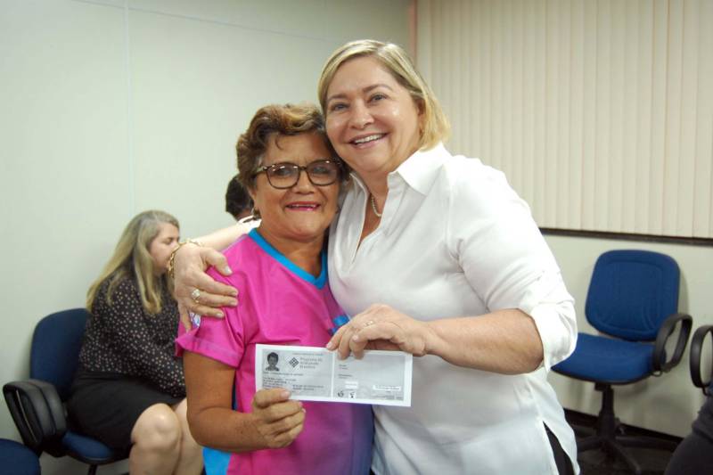 Artesãos de Santarém e outros municípios da região oeste do Pará deram mais um passo rumo à profissionalização e organização. Nesta segunda-feira (17), o governo do Estado, por meio da Secretaria de Assistência Social, Trabalho, Emprego e Renda (Seaster) e do Centro de Governo do Baixo Amazonas, entregou a Carteira Nacional do Artesão (CAT), emitida pela Secretaria Nacional da Micro e Pequena Empresa (SMPE), com o apoio do Programa Nacional do Artesão (PAB).

FOTO: SAMUEL ALVARENGA / AG. PARÁ
DATA: 18.12.2018
SANTARÉM - PARÁ <div class='credito_fotos'>Foto: SAMUEL ALVARENGA/AG.PARÁ   |   <a href='/midias/2018/originais/4ea19467-5dd4-46a4-93f1-90016a63dc99.jpg' download><i class='fa-solid fa-download'></i> Download</a></div>