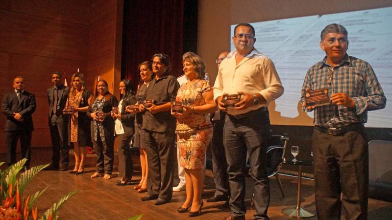 A Polícia Civil condecorou em solenidade (foto) no Teatro Maria Sylvia Nunes da Estação das Docas, em Belém, na noite desta quinta-feira (17), mais de 130 pessoas, entre policiais civis e militares, representantes das Forças Armadas, servidores do Estado e do Governo Federal, dirigentes de associações comunitárias e profissionais liberais. O evento contou com a presença do secretário de Segurança Pública e Defesa Social, Luiz Fernandes Rocha, representante do governador Simão Jatene, e foi presidida pelo delegado-geral Claudio Galeno. O chefe da Polícia Civil fez um retrospecto, dos avanços conquistados nos últimos anos, pela instituição policial. Entre eles, a renovação de um terço do quadro de policiais civis em todo Estado, com incremento de mais de mil novos policiais civis entre os anos de 2011 e 2018. "Foram 23 novos policiais em 2011; 386 em 2014 e em 2018 mais 623, totalizando 1.032 novos policiais civis", detalhou. Atualmente, a Polícia Civil conta com mais de 3,4 mil policiais civis nos 144 municípios paraenses. Graças ao protagonismo do governador Simão Jatene, a Polícia Civil realizou dois concursos públicos em menos de quatro anos, um feito histórico na instituição policial e inédito em todo Brasil. 

FOTO: ASCOM / POLÍCIA CIVIL
DATA: 18.05.2018
BELÉM - PARÁ <div class='credito_fotos'>Foto: Ascom / Polícia Civil   |   <a href='/midias/2018/originais/4ea2d82e-8173-4543-b91e-fb9ae1c9f2db.jpg' download><i class='fa-solid fa-download'></i> Download</a></div>