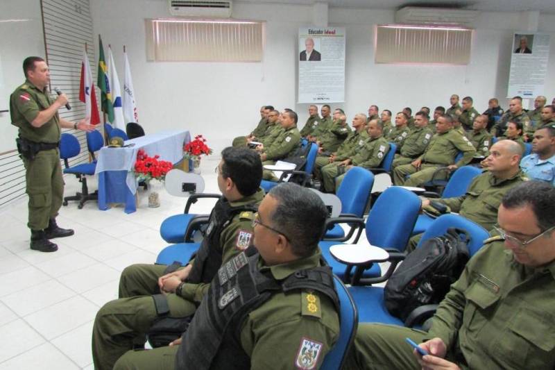 O Comando de Policiamento Especializado (CPE), por meio da Companhia Independente de Polícia Escolar (Cipoe), realizou nesta segunda-feira (26), no auditório da Fundação Getúlio Vargas (FGV), em Belém, a aula inaugural do 2° Curso de Policiamento Comunitário Escolar. Durante os 26 dias de curso, os 39 alunos irão se especializar na segurança junto às comunidades escolares do Estado.
FOTO: ASACOM PMPA
DATA: 26.02.2018
BELÉM - PARÁ <div class='credito_fotos'>Foto: Ascom PMPA | <a href='/midias/2018/originais/4ea3294f-a222-41a1-af8b-2f81e6e11ba7.jpg' download><i class='fa-solid fa-download'></i> Download</a></div>
