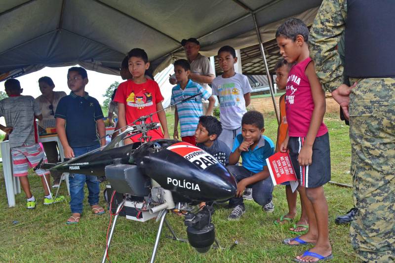 "Acho que ele vai vigiar quem fica fazendo coisa errada, como roubar, por exemplo". A fala de curiosidade é do estudante Isaac Souza, 10 anos. Ele se referia ao drone (foto) apresentado na manhã desta sexta-feira (27) aos alunos da Escola Estadual de Ensino Fundamental e Médio Ruy Paranatinga Barata, localizado no bairro Maracangalha, onde ocorreu à ação "Prevenção é Segurança". A iniciativa promovida pela Secretaria de Estado de Segurança Pública e Defesa Social (Segup) com o objetivo de apresentar equipamentos de segurança, assim como divulgar os diversos serviços de prevenção voltados as ações de combate à criminalidade.
FOTO: ELIELSON MODESTO / ASCOM SEGUP
DATA: 27.04.2018
BELÉM - PARÁ <div class='credito_fotos'>Foto: Elielson Modesto / Ascom Segup | <a href='/midias/2018/originais/4ea6d80a-827b-46ce-83b0-8f979d2e6544.jpg' download><i class='fa-solid fa-download'></i> Download</a></div>