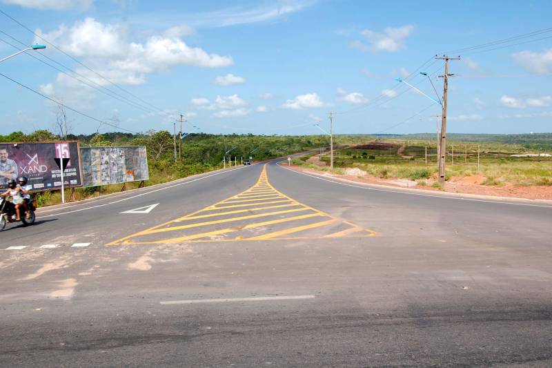 O acesso a um dos principais cartões postais do Pará e do Brasil, a vila balneária de Alter do Chão, localizada a aproximadamente 30 km de Santarém, na região Oeste do Pará, está de cara nova. O Governo do Estado, por meio da Secretaria Estadual de Transportes (Setran), investiu mais de R$ 16 milhões para tornar a PA-457 (Rodovia Everaldo Martins, na foto) mais segura e mais moderna. Agora, quem acessar o ponto turístico ou se deslocar para uma das 18 comunidades que ficam na região do Eixo Forte, encontrarão melhores condições de tráfego. A modernização iniciou pela Rodovia Fernando Guilhon (PA-453), que foi duplicada em 1,2 km, na saída do Rio Tapajós Shopping, com implantação de sinalização vertical e horizontal, além da construção de duas novas rotatórias: uma em frente ao Residencial Salvação, e outra, no entroncamento das duas PA's, ao direcionar o condutor, tendo como ponto de referência a Escola Tecnológica de Santarém.
FOTO: WILLIAM SANTOS / ASCOM CRGBA
DATA: 09.11.2018
SANTARÉM - PARÁ <div class='credito_fotos'>Foto: WILLIAM SANTOS / ASCOM CRGBA | <a href='/midias/2018/originais/4eb66121-388f-4d2a-ab74-a8cc15b5331b.jpg' download><i class='fa-solid fa-download'></i> Download</a></div>