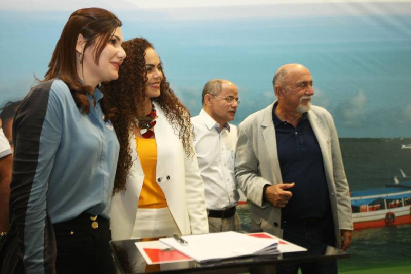 Prefeitos de 21 municípios assinaram, nesta quinta-feira (8), convênios e receberam do Governo do Estado mais de R$ 50 milhões em recursos para obras e serviços. A assinatura dos convênios marcou o encerramento da terceira reunião do Fórum Permanente de Prefeitas e Prefeitos dos Municípios Sustentáveis, no Hangar Convenções e Feiras da Amazônia, em Belém. O governador Simão Jatene recebeu os gestores durante a assinatura dos convênios. O presidente da Assembleia Legislativa do Estado, deputado Márcio Miranda; a secretária de Municípios Sustentáveis, Izabela Jatene; a secretária de Educação, Ana Cláudia Hage; e os deputados federais Nilson Pinto e Hélio Leite também participaram da cerimônia. Na foto, Diana Melo, prefeita de Santa Maria do Pará.
FOTO: SIDNEY OLIVEIRA / AG PARÁ
DATA: 08.02.2018
BELÉM - PARÁ <div class='credito_fotos'>Foto: Sidney Oliveira/Ag. Pará | <a href='/midias/2018/originais/4eb9ecea-baf8-4348-ac50-f1dfef3ad30b.jpg' download><i class='fa-solid fa-download'></i> Download</a></div>
