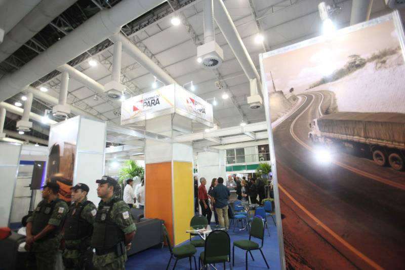 O VII Congresso e Feira Internacional de Transporte e Logística Sustentável da Amazônia (Trans 2018) teve sua abertura na noite desta terça-feira (19) no Hangar - Convenções e Feiras da Amazônia. A cerimônia de abertura contou com a presença do secretário de Estado de Transporte, Kleber Menezes, que representou o governador Simão Jatene; do presidente da Assembleia Legislativa do Pará (Alepa), deputado Márcio Miranda, e de diretores, presidentes e representantes dos 10 órgãos do governo que estão participando do evento, assim como autoridades do setor.
FOTO: MARCELO LELIS / AG. PARÁ
DATA: 19.06.2018
BELÉM - PARÁ <div class='credito_fotos'>Foto: Marcelo Lelis / Ag. Pará | <a href='/midias/2018/originais/4ebde156-70ed-4770-9cf6-e674502e387b.jpg' download><i class='fa-solid fa-download'></i> Download</a></div>