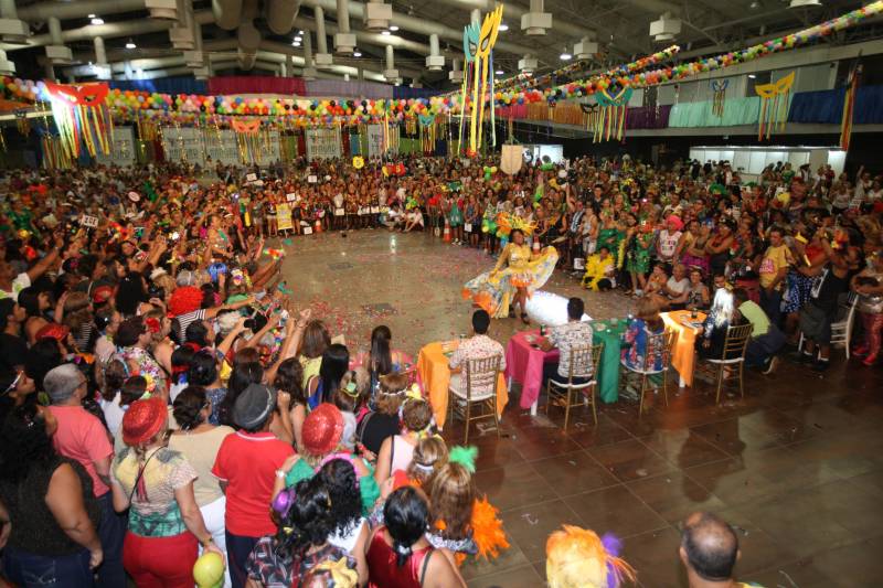 Mais de quatro mil idosos caíram na folia na tarde desta quarta-feira (7), durante o 18° Baile Carnavalesco da Melhor Idade, do projeto Vida Ativa, executado pela Secretaria de estado de Esporte e Lazer (Seel). Uma das grandes atrações foi o concurso que escolheu a “Rainha das Rainhas” da terceira idade, título que este ano ficou com a candidata Lindaura Cardoso, de 63 anos (foto).
FOTO: CARLOS SODRÉ / AG. PARÁ
DATA: 07.02.2018
BELÉM - PARÁ <div class='credito_fotos'>Foto: CARLOS SODRÉ / AG. PARÁ | <a href='/midias/2018/originais/4ebdf7e5-6a2a-4b92-aaf4-4563cdf0f83e.jpg' download><i class='fa-solid fa-download'></i> Download</a></div>
