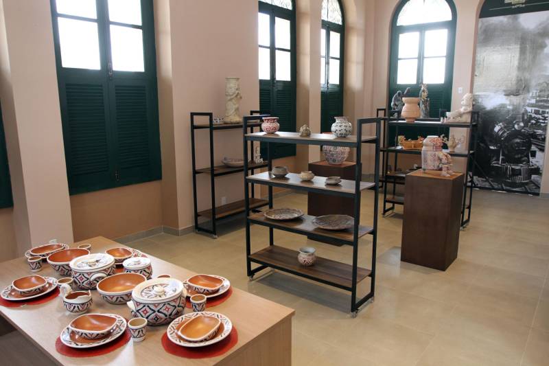 O Governo do Pará entregou nesta quarta-feira, 26, o prédio restaurado da antiga Estação de Trem de Icoaraci (foto). A entrega foi feita pelo governador Simão Jatene. “Estamos recuperando um pedaço importante da história de Belém, de todo o Pará”, disse o governador. Após cinco meses de reforma, a antiga Estação Ferroviária de São João de Pinheiro, atual Icoaraci, foi entregue totalmente restaurada. Há pelo menos 35 anos, o espaço era ocupado pela Cooperativa de Artesãos de Icoaraci (Coarti) e agora vai servir para comercialização e exposição de artesanato, além de espaço para eventos culturais. “Será um espaço multiuso, para manifestações culturais, manifestações sociais e, claro, para a comercialização de artesanato, que é o carro-chefe de Icoaraci”, disse o secretário de estado de Desenvolvimento Econômico, Mineração e Energia (Sedeme), Hildegardo Nunes.

FOTO: CRISTINO MARTINS / AG. PARÁ
DATA: 26.12.2018
ICOARACI - PARÁ <div class='credito_fotos'>Foto: Cristino Martins/Ag. Pará   |   <a href='/midias/2018/originais/4ebe3de0-ad99-4302-a6dd-4bccea89bd78.jpg' download><i class='fa-solid fa-download'></i> Download</a></div>