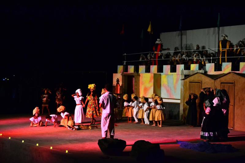 Um espetáculo de luz, que destaca esperança e alegria, será apresentado por mais de 100 crianças que participaram das oficinas de iniciação artística do Curro Velho, núcleo da Fundação Cultural do Pará (FCP). Intitulado “Pesquei um lampião e viajei o mundo”, o espetáculo será encenado na sexta-feira (7) e no sábado (8), a partir das 18 h, no Núcleo de Oficinas Curro Velho, no bairro do Telégrafo, em Belém.

FOTO: ASCOM FCP
DATA: 06.12.2018
BELÉM - PARÁ <div class='credito_fotos'>Foto: ASCOM FCP   |   <a href='/midias/2018/originais/4ebe8c98-14aa-486f-b1b1-48a8625c52a2.jpg' download><i class='fa-solid fa-download'></i> Download</a></div>