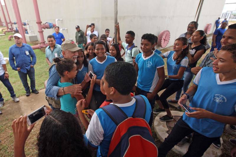 Nesta sexta-feira (06), um dia após completar 105 anos de emancipação, Marabá, município de forte vocação mineral e agrícola que o faz principal centro socioeconômico do sudeste paraense, recebeu importantes obras e serviços do Governo do Estado. Em destaque, investimentos na área da saúde, educação, saneamento básico e segurança. As cerimônias contaram com a presença do governador Simão Jatene, parlamentares, prefeitos da região, entre outras autoridades. A agenda de governo teve início com a entrega da Estação de Tratamento de Esgoto Sanitário (FOTO), um moderno sistema de saneamento básico com capacidade para atender de 86 mil habitantes. A primeira etapa da ETE representa um investimento de mais de R$ 117 milhões, parte com recursos do Programa de Aceleração do Crescimento (PAC), através de empréstimo junto ao FGTS no valor de R$ 78,20 milhões, e mais R$ 38,97 milhões do Tesouro do Estado.
FOTO: SIDNEY OLIVEIRA / AG. PARÁ
DATA: 06.04.2018
MARABÁ - PARÁ <div class='credito_fotos'>Foto: Agência Pará | <a href='/midias/2018/originais/4ebff6a6-857e-4446-8d67-b553d5ef92b5.jpg' download><i class='fa-solid fa-download'></i> Download</a></div>