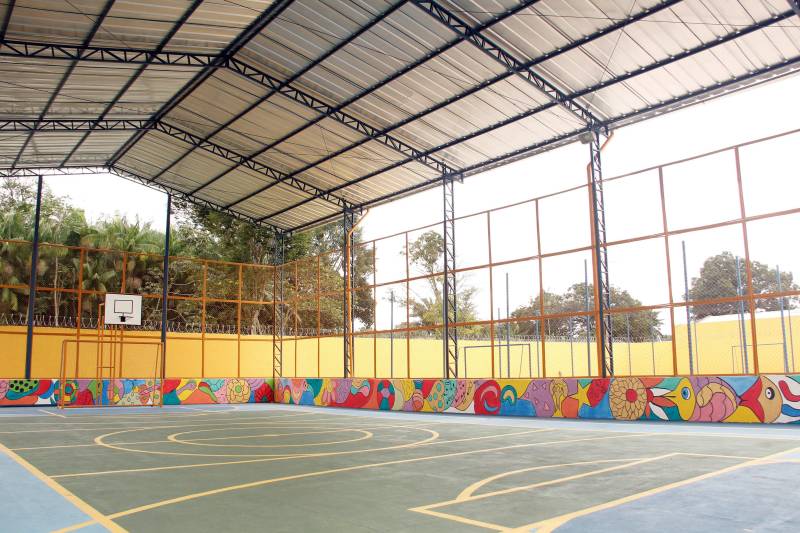 O atendimento a adolescentes em cumprimento de medida de internação provisória entra em uma nova fase no Pará. Foi entregue oficialmente nesta sexta-feira (4) o novo Centro de Internação do Adolescente Masculino (Ciam), localizado no Bairro Sideral, em Belém. O espaço foi completamente revitalizado, melhorando o atendimento aos adolescentes custodiados no espaço por até 45 dias, e de servidores, garantindo um atendimento humanizado e com novos alojamentos, de acordo com os parâmetros do Sistema Nacional de Atendimento Socioeducativo (Sinase). O ato de entrega contou com a participação de toda a equipe técnica da unidade e de representantes de diversas instituições governamentais, do sistema de garantia de direitos e entidades religiosas, que assistiram a apresentações culturais de arte-educadores e saborearam produtos da panificação, frutos de atividades realizadas com os adolescentes dentro das unidades da Fasepa. O Ciam Sideral também vai oferecer curso profissionalizante, qualificando o socioeducando para o mercado de trabalho.
FOTO: FRANKLIN SALVADOR / ASCOM FASEPA
DATA: 04.05.2018
BELÉM - PARÁ <div class='credito_fotos'>Foto: FRANKLIN SALVADOR / ASCOM FASEPA | <a href='/midias/2018/originais/4eccb9f9-664f-4711-aee2-faa43dee42a6.jpg' download><i class='fa-solid fa-download'></i> Download</a></div>