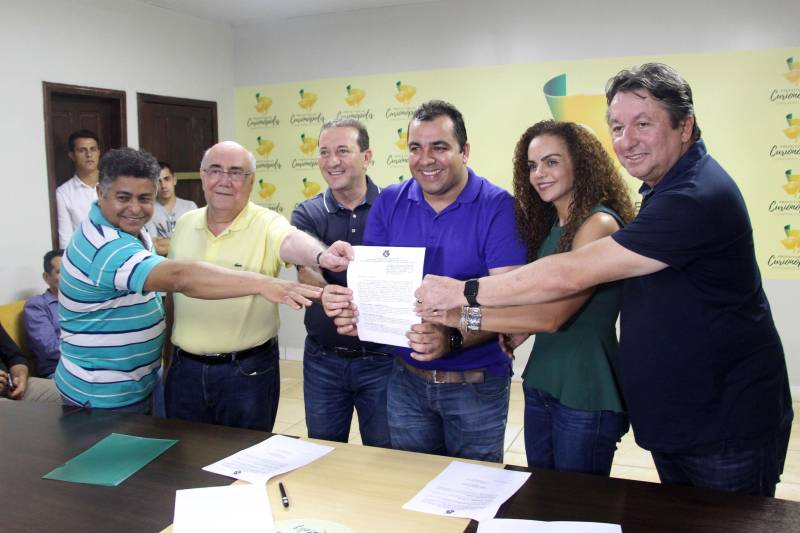 O aniversário do município de Curionópolis, nesta quinta-feira, 10 de maio, foi comemorado com shows, inaugurações e assinatura de convênio com o Governo do Pará para a implantação da iluminação do trecho urbano da PA-257. A obra tem investimento estadual de R$ 2.705.099,00. A secretária de Municípios Sustentáveis, Izabela Jatene, representou o governador Simão Jatene na cerimônia.
FOTO: ANTONIO MACEDO / DIVULGAÇÃO
DATA: 10.05.2018
CURIONÓPOLIS - PARÁ <div class='credito_fotos'>Foto: ANTONIO MACEDO / DIVULGAÇÃO | <a href='/midias/2018/originais/4ece2211-dc13-424f-8d62-3f4b5dac7ddd.jpg' download><i class='fa-solid fa-download'></i> Download</a></div>