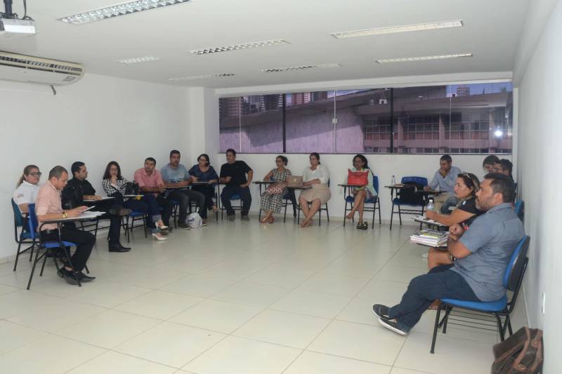 Um total de 429 professores, supervisores pedagógicos e coordenadores de unidades regionais da Secretaria de Estado de Educação (Seduc), nos municípios de Belém, Castanhal, Marabá e Santarém, participam nesta semana (foto) da formação do Projeto Mundiar – de atendimento aos alunos que, por algum motivo, abandonaram os estudos no período regular, mas retornaram à escola, e agora se preparam para o Exame Nacional do Ensino Médio (Enem). A Formação Continuada Ensino Médio – Módulo IV (turmas de 2017 – 4ª entrada) do Projeto Mundiar começou na última segunda-feira (18) e prosseguirá até sexta-feira (22). Nos quatro polos escolhidos para essa formação são atendidos 13 mil estudantes concluintes do ensino médio, de 376 escolas. Ele estarão aptos para as provas do Enem, em novembro.
FOTO: FERNANDO NOBRE / ASCOM SEDUC
DATA: 20.06.2018
BELÉM - PARÁ <div class='credito_fotos'>Foto: FERNANDO NOBRE/ASCOM SEDUC | <a href='/midias/2018/originais/4ed19cd4-8059-4250-a310-c24999458813.jpg' download><i class='fa-solid fa-download'></i> Download</a></div>