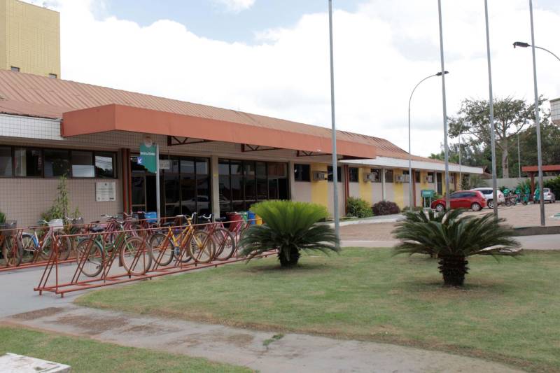 Quem tem relação sexual desprotegida é um candidato em potencial para contrair Infecção Sexualmente Transmissível (IST). Essa e outras orientações estão sendo repassadas, diariamente, no Hospital Geral de Tailândia (HGT) para colaboradores, usuários e acompanhantes, durante todo o mês em alusão ao “Dezembro Vermelho” em combate a Aids, que é o estágio mais avançado da doença que ataca o sistema imunológico. As informações são transmitidas, por meio de palestras, ministradas pela enfermeira Ana Paula Mendes, que também dispõe de material educativo sobre o tema, além de distribuição de preservativo.

FOTO: ASCOM HGT
DATA: 19.12.2018
TAILÂNDIA - PARÁ <div class='credito_fotos'>Foto: ASCOM / HGT   |   <a href='/midias/2018/originais/4ed99f94-e0b5-418b-90a3-f3baa96c8fc5.jpg' download><i class='fa-solid fa-download'></i> Download</a></div>