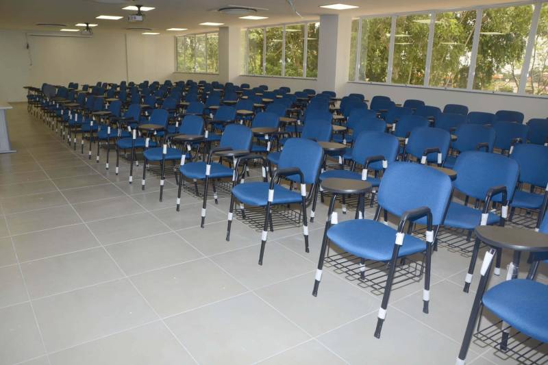 Um restaurante e um auditório foram entregues nesta sexta-feira (28), na sede da Secretaria de Estado de Educação (Seduc), na Avenida Augusto Montenegro, em Belém. Os dois espaços integram o conjunto de obras de revitalização, que inclui reforma e ampliação da sede do órgão, com previsão de conclusão para julho de 2019. A secretária de Estado de Educação, Ana Claudia Serruya Hage, presidiu a solenidade, ressaltando que fez “questão de iniciar essa obra na sede da Seduc contrariando a corrente de pensamento de alguns gestores, de que não se poderia mexer na sede antes de trabalhar as escolas. Mas os servidores que aqui atuam são tão importantes quanto os alunos nas escolas. E entregar o auditório e o restaurante hoje é um momento que serve para externar o nosso agradecimento aos secretários adjuntos e à equipe de servidores da Secretaria de Educação, pelo trabalho empreendido nesses quase quatro anos de gestão”. A secretária também agradeceu o apoio do governador Simão Jatene na realização de obras destinadas a melhorar a qualidade da educação no Estado.

FOTO: RAI PONTES / ASCOM SEDUC
DATA: 28.12.2018
BELÉM - PARÁ <div class='credito_fotos'>Foto: Rai Pontes/Ascom Seduc   |   <a href='/midias/2018/originais/4edf9942-28ad-4a18-8a64-8c65809ea53f.jpg' download><i class='fa-solid fa-download'></i> Download</a></div>