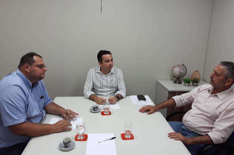 Também esteve nesta quinta-feira (15), no Centro Regional de Governo do Baixo Amazonas, o diretor regional da Secretaria de Estado de Desenvolvimento Agropecuário e da Pesca (Sedap), Lauriano Neto da Silva. Na ocasião, foi apresentado o quadro atual dos projetos desenvolvidos pela pasta em relação a piscicultura, agricultura familiar, ao agronegócio e outros setores das atividades produtivas.
FOTO: SAMUEL ALVARENGA / SECOM
DATA: 15.02.2018
BELÉM - PARÁ <div class='credito_fotos'>Foto: Samuel Alvarenga / Secom | <a href='/midias/2018/originais/4ee40ae2-171f-4bbd-8c56-5b4426d4860b.jpg' download><i class='fa-solid fa-download'></i> Download</a></div>