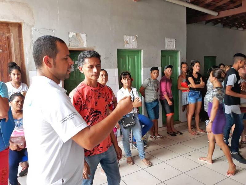 A Caravana Pro Paz Cidadania continua a percorrer os municípios do Pará. Nesta sexta-feira (6), a caravana encerrou suas ações na cidade de Quatipuru, no nordeste do estado. Ao longo de três dias, foram 2.600 atendimentos, como emissão de documentos básicos e aconselhamento jurídico. “A ação nesses três dias foi surpreendente, além de atendermos Quatipuru, recebemos quatro ônibus com moradores da vila de Boa Vista e conseguimos atender a todos. A grande procura foi pela certidão de nascimento, porque ainda existem os sub-registros. Mas tivemos também grande procura de ID jovem por essa população”, detalhou o coordenador do Pro Paz Cidadania, Roberto Oliveira.
FOTO: ASCOM / PRO PAZ
DATA: 06.04.2018
QUATIPURU - PARÁ <div class='credito_fotos'>Foto: ASCOM PRO PAZ | <a href='/midias/2018/originais/4ee6d0eb-3eaa-4821-9021-a898245ef1bc.jpg' download><i class='fa-solid fa-download'></i> Download</a></div>