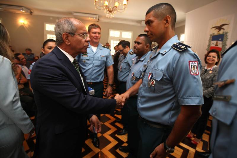 Setenta e duas personalidades civis e militares receberam, na manhã desta terça-feira, 20, no auditório do Palácio dos Despachos, em Belém, a Medalha do Mérito Governador Lauro Sodré, concedida por ocasião das comemorações pelos 101 anos de criação da Casa Militar da Governadoria do Estado, fundada em 12 de fevereiro de 1917. A honraria é destinada a personalidades que prestaram serviços relevantes ao Pará e suas instituições, especialmente à Governadoria do Estado. A solenidade foi aberta pelo governador Simão Jatene, que fez questão de parabenizar a todos os servidores da Casa Militar da Governadoria e aos agraciados com a Medalha Lauro Sodré.
FOTO: ANTONIO SILVA / AG. PARÁ
DATA: 20.02.2018
BELÉM - PARÁ <div class='credito_fotos'>Foto: Antônio Silva/Ag. Pará | <a href='/midias/2018/originais/4ef7a03f-6fb6-43ed-90ec-7aaefaacc674.jpg' download><i class='fa-solid fa-download'></i> Download</a></div>