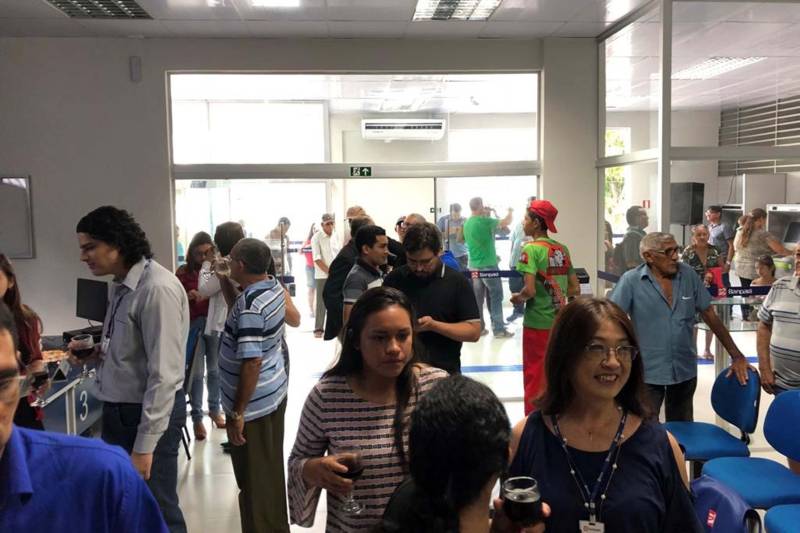 O Banpará inaugurou na manhã desta segunda-feira (26), as novas instalações de mais uma agência bancária no Pará. Desta vez, no município de Santa Izabel, na Região Metropolitana de Belém. O banco está presente no município desde a década de 1990 e disponibilizou aos clientes e usuários que usufruem dos serviços da instituição, um espaço com mais conforto e qualidade tecnológica para dar celeridade ao atendimento.

FOTO: ASCOM BANPARÁ
DATA: 26.11.2018
SANTA IZABEL-PARÁ <div class='credito_fotos'>Foto: Ascom Banpará   |   <a href='/midias/2018/originais/4efca105-7b9c-449c-a0df-b1143e518d60.jpg' download><i class='fa-solid fa-download'></i> Download</a></div>