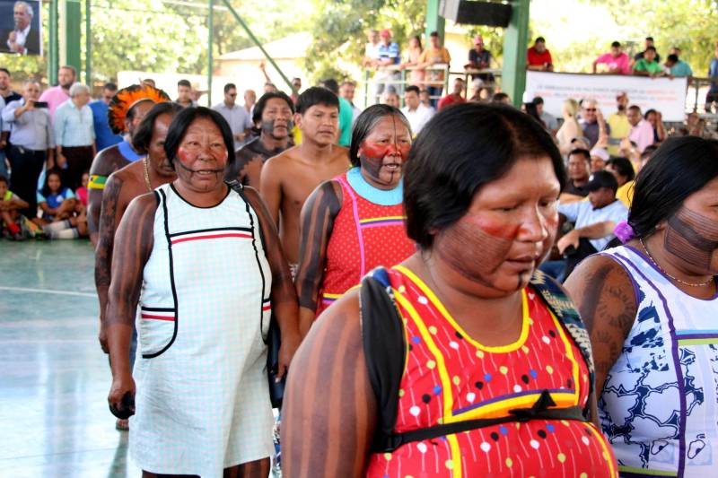 A agenda da Secretaria Extraordinária de Municípios Sustentáveis (Semsu) nas regiões Sul e Sudeste do Pará foi encerrada no sábado (12) nos municípios de Pau D’Arco, Rio Maria e Xinguara. O último dia de programação na região começou no município de Pau D’Arco, com a assinatura de convênio para reforma e ampliação da Escola Municipal Paulo Hannemann. O investimento totaliza R$ 2.812.850,10, sendo R$ 112.850,10 de contrapartida da Prefeitura. Índios Kayapó (foto) fizeram uma cerimônia de boas-vindas aos visitantes, e as crianças do Centro Educacional apresentaram uma dança que remetia à lenda das sereias.
FOTO: ANTONIO MACEDO / DIVULGAÇÃO
DATA: 12.05.2018
PAU D´ARCO - PARÁ <div class='credito_fotos'>Foto: ANTONIO MACEDO / DIVULGAÇÃO | <a href='/midias/2018/originais/4f03455f-6df2-4b99-9ca5-c68b81bba8d2.jpg' download><i class='fa-solid fa-download'></i> Download</a></div>