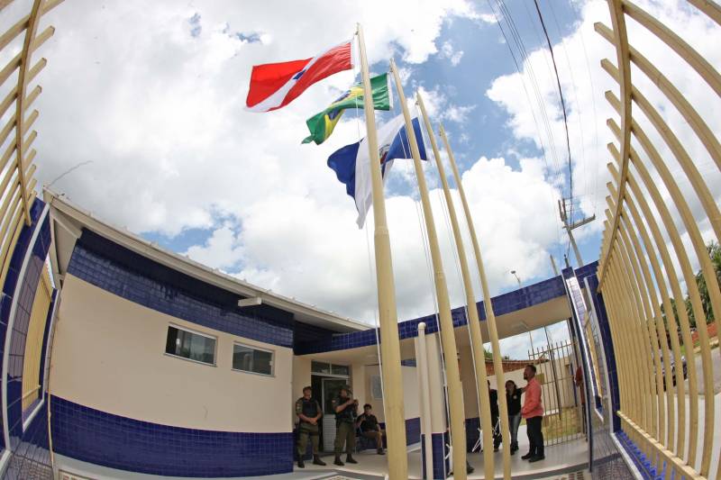No último dia 14, a dona de casa Francisca Correa foi assaltada quando saia da igreja, no município de Primavera, nordeste do estado. dois rapazes a derrubaram da bicicleta e levaram sua bolsa. Francisca acabou se tornando uma das primeiras usuárias da nova Unidade Integrada de Polícia Pro Paz (UIPP) em Primavera. "Cheguei, fui rapidamente atendida e os dois rapazes já foram, inclusive, presos", disse. Francisca, que voltou à UIPP nessa segunda-feira, dia 19, para buscar o boletim de ocorrência. Coincidentemente, o mesmo dia em que a unidade foi oficialmente entregue à população pelo governador Simão Jatene. Não que a gente goste de vir aqui, né?", afirmou Francisca. Delegacia nunca é bom, completou a dona de casa. "Mas, quando a gente chega num lugar novo e é bem atendida, aí se sente mais tranquila, principalmente numa hora de sofrimento como essa, de um assalto", concluiu.
FOTO: RODOLFO OLIVEIRA / AG. PARÁ
DATA: 19.03.2018
PRIMAVERA - PARÁ <div class='credito_fotos'>Foto: Rodolfo Oliveira/Ag. Pará | <a href='/midias/2018/originais/4f0661ba-307b-4107-8f10-8e17e61f706b.jpg' download><i class='fa-solid fa-download'></i> Download</a></div>