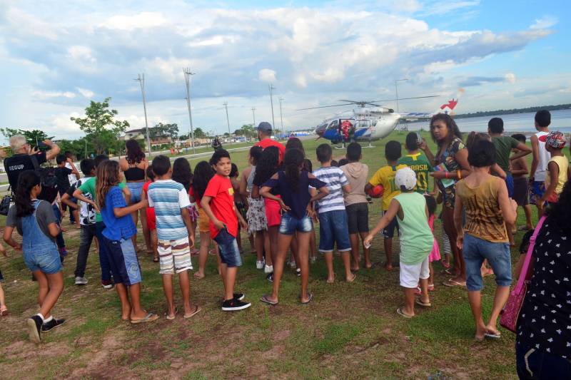 Uma tarde para não sair da memória de centenas de crianças que participaram na tarde desta sexta-feira, 7, do Natal com Segurança (foto) promovido pela Secretaria de Estado de Segurança Pública e Defesa Social (Segup). Com olhos atentos para o céu, meninos e meninas receberam com emoção o delegado de polícia que se tornou Papai Noel por um dia. Ele chegou ao Portal da Amazônia em um helicóptero do Grupamento Aéreo de Segurança Pública (Graesp) causando emoção aos presentes.

FOTO: ELIELSON MODESTO / ASCOM SUSIPE
DATA: 08.12.2018
BELÉM - PARÁ <div class='credito_fotos'>Foto: Elielson Modesto / Ascom Segup   |   <a href='/midias/2018/originais/4f0f56e3-f4e8-4bf0-8488-edaedee95802.jpg' download><i class='fa-solid fa-download'></i> Download</a></div>