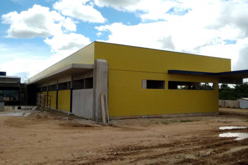 Iniciado na primeira gestão do governador Simão Jatene, o projeto de ampliação e interiorização da rede hospitalar do estado vem mudando a realidade da saúde pública no Pará. Além disso, desde 2011 o governo do Pará também investe na descentralização e no fortalecimento dos serviços de saúde no interior, implantando o Projeto de Requalificação dos Hospitais Municipais, que está viabilizando obras de construção, reforma e ampliação de hospitais de pequeno porte, como é o caso do novo Hospital de Castelo dos Sonhos (foto), distrito de Altamira, na região do Xingu, sudoeste do estado.
FOTO: ASCOM SEDOP
DATA: 30.03.2018
ALTAMIRA - PARÁ <div class='credito_fotos'>Foto: Ascom Sedop | <a href='/midias/2018/originais/4f142eea-6ab5-4390-9516-4459de1301cb.jpg' download><i class='fa-solid fa-download'></i> Download</a></div>