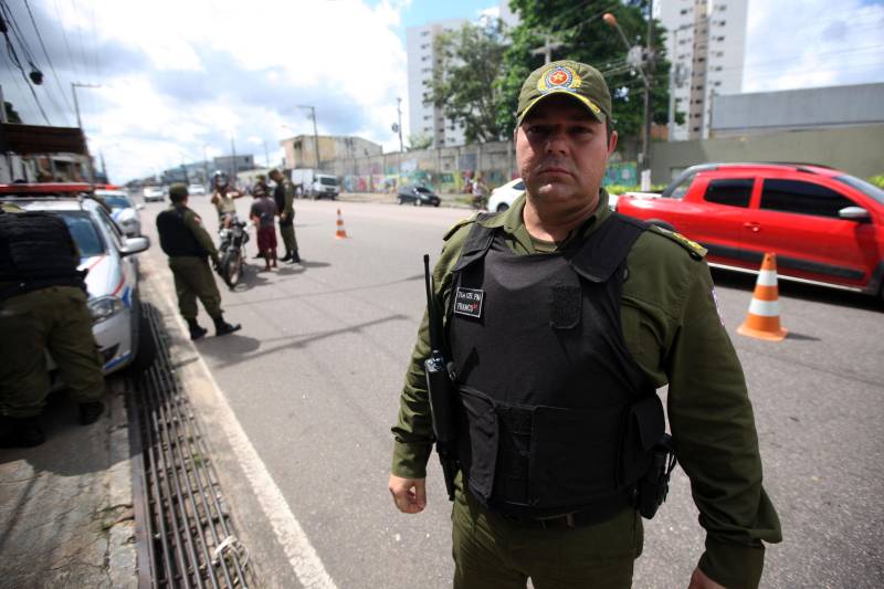 Militares do 1º Batalhão de Policiamento Militar (BPM) realizaram na manhã desta terça-feira, 15, a operação Ônibus Seguro, no bairro do Barreiro, em Belém. Quinze policiais em quatro viaturas, subordinados ao Comando de Policiamento da Capital, participaram da operação fazendo a abordagem e revista nos ônibus que circulam no perímetro, assim como a orientação aos usuários. Durante as duas horas da operação realizada nesta terça-feira, 15, pela manhã, na Pedro Álvares Cabral com Passagem Mirandinha (foto), nenhuma ocorrência foi registrada. Na foto, o tenente coronel Leonardo Franco, comandante da operação.

FOTO: THIAGO GOMES / AG. PARÁ
DATA: 15.05.2018
BELÉM - PARÁ <div class='credito_fotos'>Foto: Thiago Gomes /Ag. Pará   |   <a href='/midias/2018/originais/4f1f55a5-c527-4a2e-a661-47d418d1b6c6.jpg' download><i class='fa-solid fa-download'></i> Download</a></div>