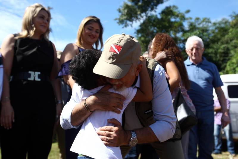 “Ter a posse da terra é a certeza de que nunca iremos perder o nosso direito, que nossos filhos e nossos netos poderão dar continuidade a nossa história em segurança. Foram anos de luta até chegar esse dia, agraciados com a assinatura do nosso título de terra. Só temos a agradecer a todos que fizeram parte disso e a cada um que lutou junto para que hoje isso se tornasse realidade”. A fala emocionada foi de seu Mário Araújo Silva, presidente da Associação Remanescente de Quilombo Espírito Santo, localizada no município do Acará, no nordeste do Estado. Ele assinou, neste sábado (24), junto com o governador Simão Jatene (foto), o título que dá a posse da terra a comunidade. A fala do presidente traduz o sentimento das dezenas de famílias que moram no local, que agora tem a posse legítima do local onde seus antepassados viveram. “Sou filho de mãe negra. Nasci aqui como minha vó, bisavó, que fazem parte da história dessa comunidade que já existe a mais de 300 anos.
FOTO: SIDNEY OLIVEIRA / AG. PARÁ
DATA: 24.03.2018
ACARÁ - PARÁ <div class='credito_fotos'>Foto: Sidney Oliveira/Ag. Pará | <a href='/midias/2018/originais/4f26bf8e-6118-4235-abc7-43acb18b6c39.jpg' download><i class='fa-solid fa-download'></i> Download</a></div>