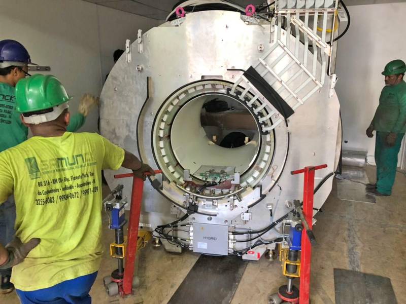 O Hospital Ophir Loyola recebeu, na noite desta quinta-feira (22), um novo aparelho de ressonância magnética (foto). O equipamento de 1,5 Tesla, modelo Ingenia da Philips, no valor de R$ 4 milhões de reais, vai permitir mais precisão nos exames de diagnóstico e no tratamento de alta complexidade por meio de imagens de alta definição da anatomia do corpo humano, através de um alto campo magnético, pulsos de radiofrequência e um computador para obtenção de imagens em vários planos. A ressonância magnética indica a presença de tumores oncológicos, sendo imprescindível para o estudo neurológico e diagnóstico do sistema musculoesquelético, dentre outras condições e patologias. Por meio de um software, é possível alterar padrões e perspectivas de visualização para chegar a um diagnóstico ainda mais preciso.
FOTO: ASCOM / HOIOL
DATA: 23.03.2018
BELÉM - PARÁ <div class='credito_fotos'>Foto: ASCOM HOIOL | <a href='/midias/2018/originais/4f2ab4e8-9d0d-409d-b2ec-bf0f56c3a432.jpg' download><i class='fa-solid fa-download'></i> Download</a></div>