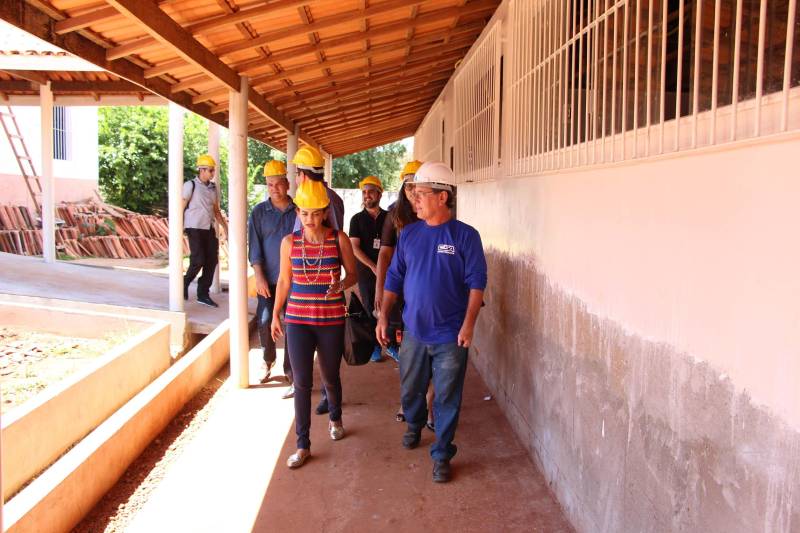 A abertura da concorrência foi anunciada à população de Palestina do Pará pela secretária estadual Izabela Jatene (foto), que está no sul e sudeste do Pará cumprindo agenda de trabalho do Programa Municípios Sustentáveis (PMS). A agenda na região começou em Palestina do Pará, com visita às obras da Escola Estadual de Ensino Fundamental 21 de Abril, que recebeu do governo estadual R$1.979.684,27 para investimento em reforma geral e ampliação.
FOTO: ANTONIO MACEDO / DIVULGAÇÃO
DATA: 09.05.2018
PALESTINA DO PARÁ - PARÁ <div class='credito_fotos'>Foto: ANTONIO MACEDO / DIVULGAÇÃO | <a href='/midias/2018/originais/4f330894-7476-47cd-a0e8-b4821f2857ef.jpg' download><i class='fa-solid fa-download'></i> Download</a></div>