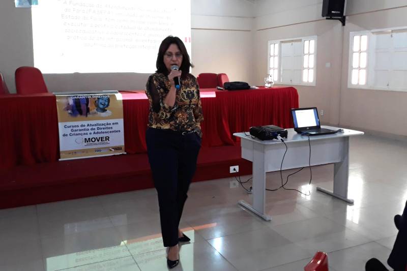 O Movimento pela valorização do Estatuto da Criança e do Adolescente (Mover) realizou nesta terça-feira, 8, o primeiro dia de discussão sobre o fortalecimento do sistema de garantia de direitos da criança e do adolescente, no centro de convenções de Altamira. Reunindo conselheiros tutelares, técnicos dos Centros de Referência Especializado de Assistência Social (Creas) e de Assistência Social (Cras), entre outros, o curso objetivou potencializar a política de atendimento. Na foto, Angelina Valente, coordenadora do Mover.
FOTO: ASCOM PRO PAZ
DATA: 08.05.2018
ALTAMIRA - PARÁ <div class='credito_fotos'>Foto: ASCOM PRO PAZ | <a href='/midias/2018/originais/4f34c5dc-438e-4474-a0c0-d76cb7ced22b.jpg' download><i class='fa-solid fa-download'></i> Download</a></div>